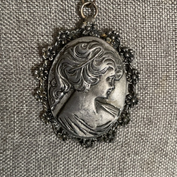 Vintage Pewter Cameo Pendant Necklace - Picture 1 of 6